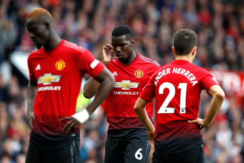 Manchester United players look despondent
