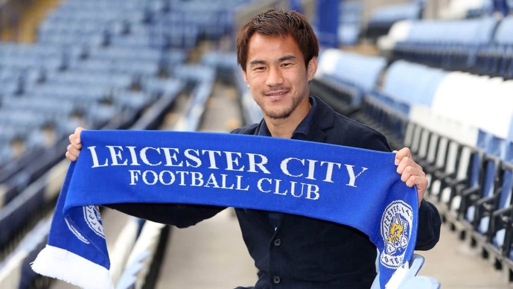 okazaki holding a leicester city scarf