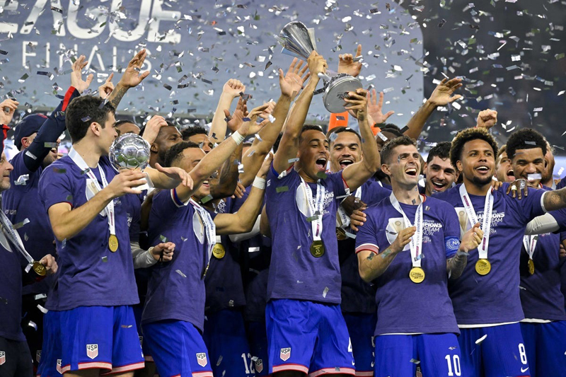 USMNT lift the CONCACAF Nations trophy.