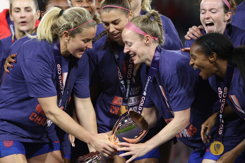 USWNT players lift the CONCACAF Gold Cup